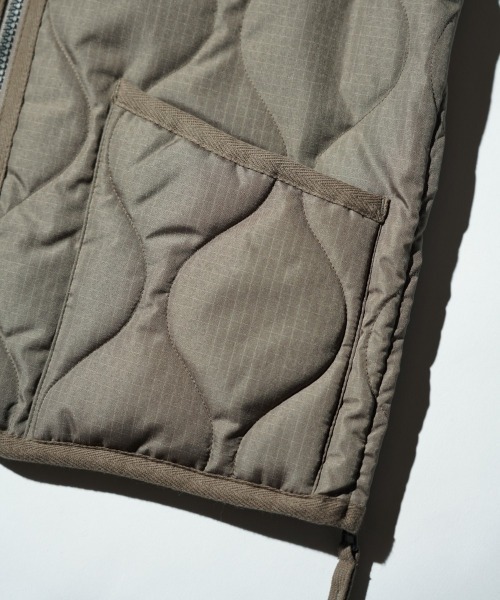TAION(タイオン)の「TAION/タイオン "KIDS" MILITARY ZIP VNECK DOWN VEST (TAION-K001ZML-1) キッズ ミリタリー Vネックジップ ダウンベスト(ダウンジャケット/コート・キッズ・ベージュ/ブラック/オリーブ・120cm/140cm/130cm/150cm)」の18枚目の写真