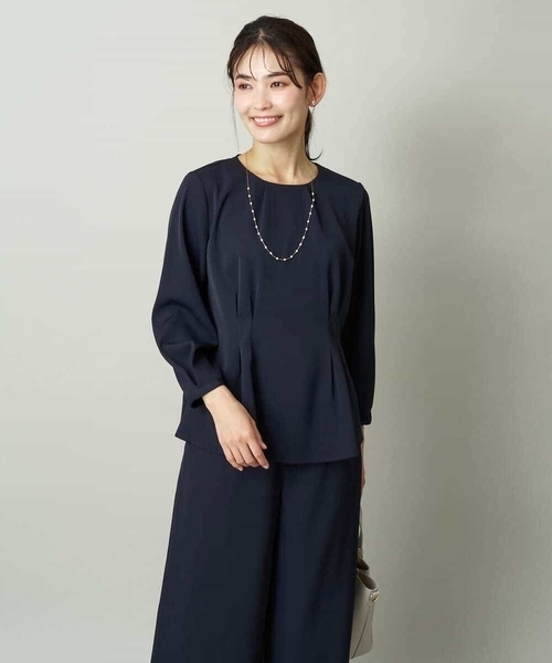 a.v.v（アーヴェヴェ）の「【洗える/イージーケア】サテンストレッチペプラムブラウス【セットアップ対応】（シャツ/ブラウス・レディース・ブラック/ネイビー/ライトグレー・36/40/42/38/34）」の4枚目の写真
