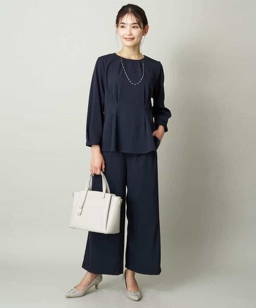 a.v.v（アーヴェヴェ）の「【洗える/イージーケア】サテンストレッチペプラムブラウス【セットアップ対応】（シャツ/ブラウス・レディース・ブラック/ネイビー/ライトグレー・36/40/42/38/34）」の5枚目の写真