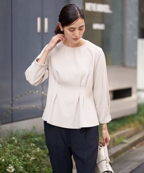 a.v.v（アーヴェヴェ）の「【洗える/イージーケア】サテンストレッチペプラムブラウス【セットアップ対応】（シャツ/ブラウス・レディース・ブラック/ネイビー/ライトグレー・36/40/42/38/34）」の9枚目の写真