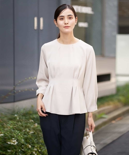 a.v.v（アーヴェヴェ）の「【洗える/イージーケア】サテンストレッチペプラムブラウス【セットアップ対応】（シャツ/ブラウス・レディース・ブラック/ネイビー/ライトグレー・36/40/42/38/34）」の10枚目の写真