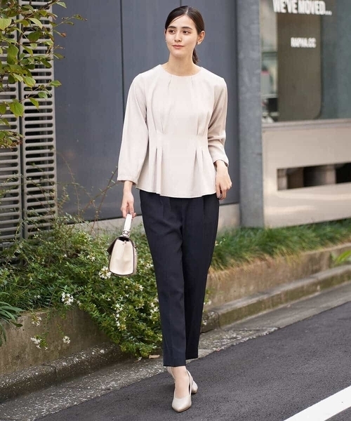 a.v.v（アーヴェヴェ）の「【洗える/イージーケア】サテンストレッチペプラムブラウス【セットアップ対応】（シャツ/ブラウス・レディース・ブラック/ネイビー/ライトグレー・36/40/42/38/34）」の11枚目の写真