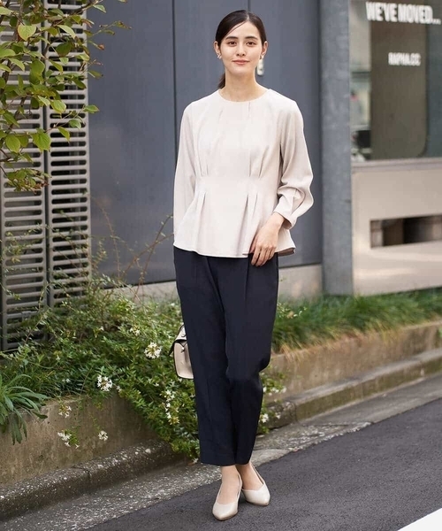 a.v.v（アーヴェヴェ）の「【洗える/イージーケア】サテンストレッチペプラムブラウス【セットアップ対応】（シャツ/ブラウス・レディース・ブラック/ネイビー/ライトグレー・36/40/42/38/34）」の12枚目の写真