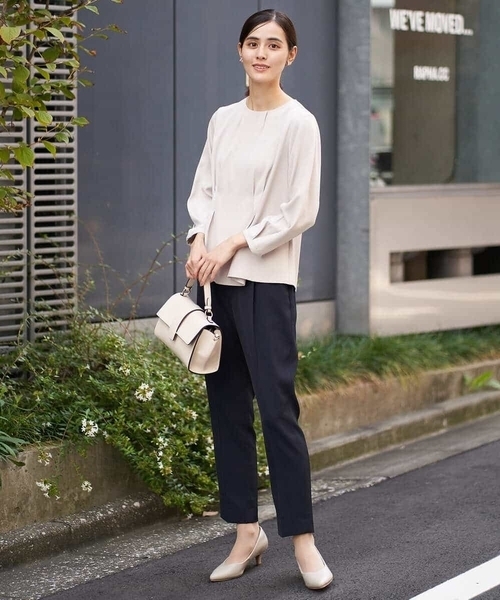 a.v.v（アーヴェヴェ）の「【洗える/イージーケア】サテンストレッチペプラムブラウス【セットアップ対応】（シャツ/ブラウス・レディース・ブラック/ネイビー/ライトグレー・36/40/42/38/34）」の13枚目の写真