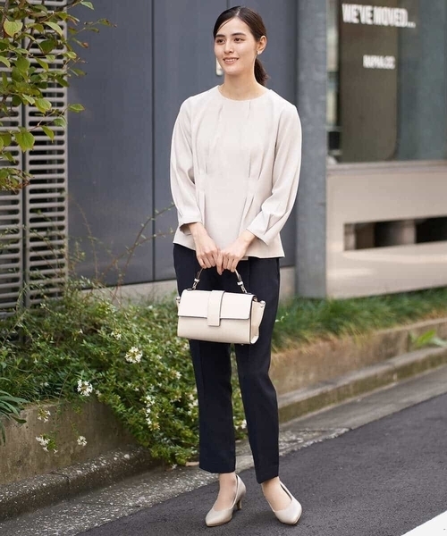 a.v.v（アーヴェヴェ）の「【洗える/イージーケア】サテンストレッチペプラムブラウス【セットアップ対応】（シャツ/ブラウス・レディース・ブラック/ネイビー/ライトグレー・36/40/42/38/34）」の14枚目の写真