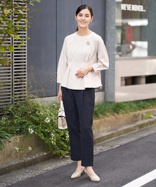 a.v.v（アーヴェヴェ）の「【洗える/イージーケア】サテンストレッチペプラムブラウス【セットアップ対応】（シャツ/ブラウス・レディース・ブラック/ネイビー/ライトグレー・36/40/42/38/34）」の16枚目の写真