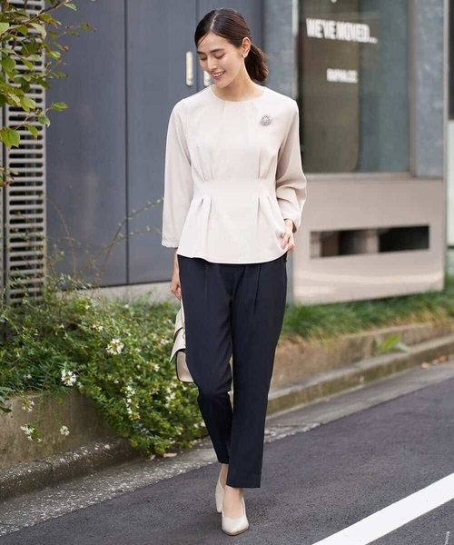 a.v.v（アーヴェヴェ）の「【洗える/イージーケア】サテンストレッチペプラムブラウス【セットアップ対応】（シャツ/ブラウス・レディース・ブラック/ネイビー/ライトグレー・36/40/42/38/34）」の17枚目の写真