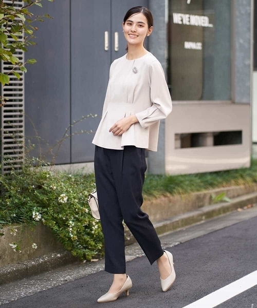 a.v.v（アーヴェヴェ）の「【洗える/イージーケア】サテンストレッチペプラムブラウス【セットアップ対応】（シャツ/ブラウス・レディース・ブラック/ネイビー/ライトグレー・36/40/42/38/34）」の18枚目の写真