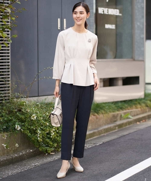 a.v.v（アーヴェヴェ）の「【洗える/イージーケア】サテンストレッチペプラムブラウス【セットアップ対応】（シャツ/ブラウス・レディース・ブラック/ネイビー/ライトグレー・36/40/42/38/34）」の19枚目の写真