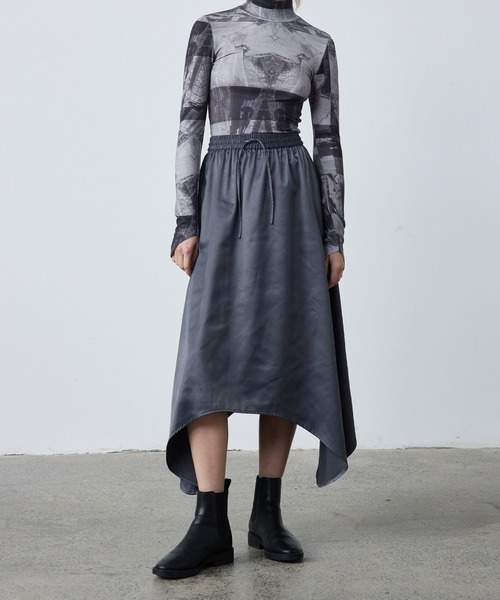 ELOOPS(イーループス)の「【 ELOOPS 】ヘムランドカットフレアサテンスカート(スカート・レディース・アイボリー/チャコールグレー・S/M/L)」の1枚目の写真