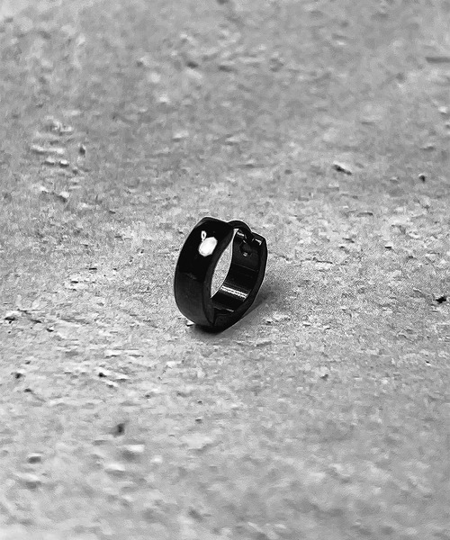 SBG（エスビー）の「SBG アシンメトリー カッティング フープピアス / 金属アレルギー対応ステンレス（ピアス（片耳用）・メンズ・ブラック/シルバー・FREE）」の3枚目の写真