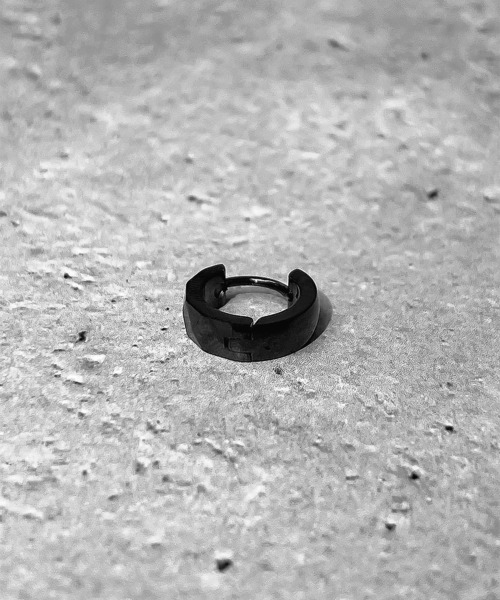 SBG（エスビー）の「SBG アシンメトリー カッティング フープピアス / 金属アレルギー対応ステンレス（ピアス（片耳用）・メンズ・ブラック/シルバー・FREE）」の4枚目の写真