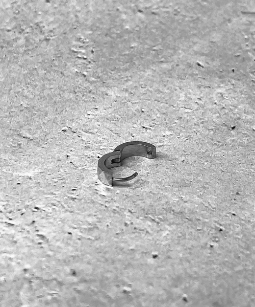 SBG（エスビー）の「SBG アシンメトリー カッティング フープピアス / 金属アレルギー対応ステンレス（ピアス（片耳用）・メンズ・ブラック/シルバー・FREE）」の8枚目の写真