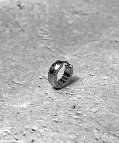 SBG（エスビー）の「SBG アシンメトリー カッティング フープピアス / 金属アレルギー対応ステンレス（ピアス（片耳用）・メンズ・ブラック/シルバー・FREE）」の6枚目の写真