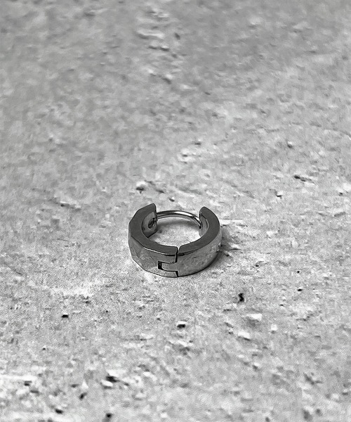 SBG（エスビー）の「SBG アシンメトリー カッティング フープピアス / 金属アレルギー対応ステンレス（ピアス（片耳用）・メンズ・ブラック/シルバー・FREE）」の7枚目の写真