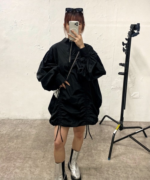 WHO'S WHO gallery（フーズフーギャラリー）の「ハーフジップギャザーボリュームワンピ（ワンピース・レディース・ブラック/オフホワイト・FREE）」の2枚目の写真