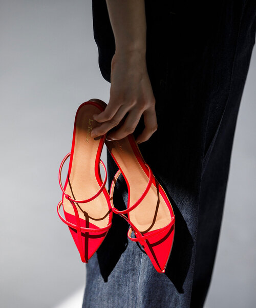 La TOTALITE（ラトータリテ）の「La Totalite クロスストラップフラットサンダル（サンダル・レディース・ブラック/レッド/ゴールド・36/37/38）」の3枚目の写真