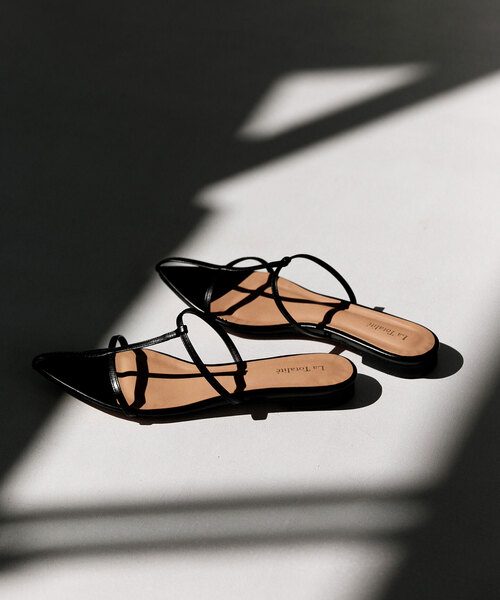 La TOTALITE（ラトータリテ）の「La Totalite クロスストラップフラットサンダル（サンダル・レディース・ブラック/レッド/ゴールド・36/37/38）」の2枚目の写真