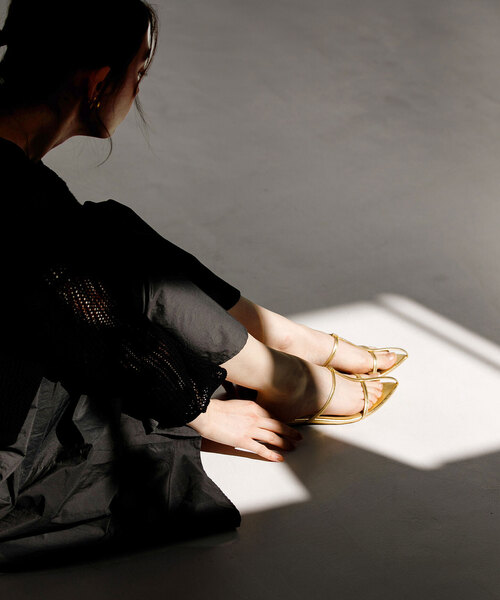 La TOTALITE（ラトータリテ）の「La Totalite クロスストラップフラットサンダル（サンダル・レディース・ブラック/レッド/ゴールド・36/37/38）」の6枚目の写真