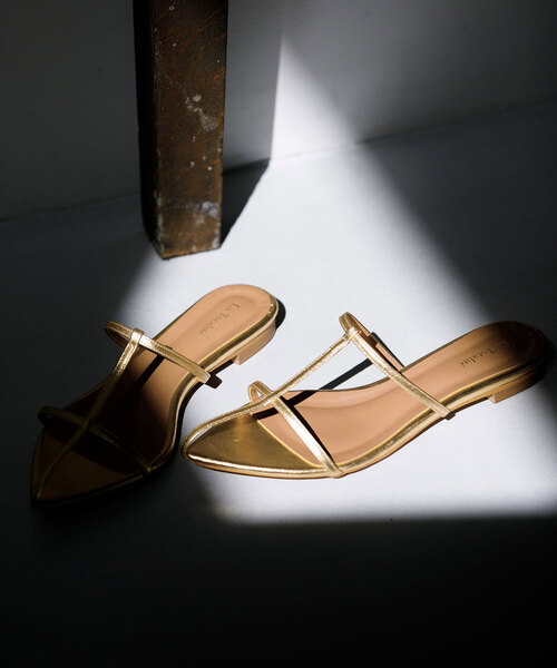 La TOTALITE（ラトータリテ）の「La Totalite クロスストラップフラットサンダル（サンダル・レディース・ブラック/レッド/ゴールド・36/37/38）」の7枚目の写真