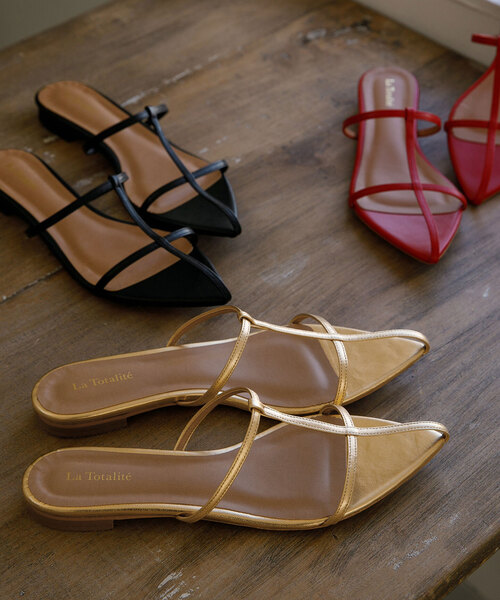 La TOTALITE（ラトータリテ）の「La Totalite クロスストラップフラットサンダル（サンダル・レディース・ブラック/レッド/ゴールド・36/37/38）」の8枚目の写真