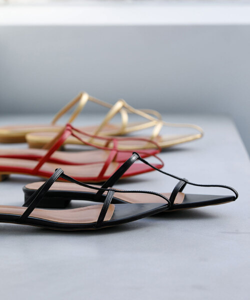 La TOTALITE（ラトータリテ）の「La Totalite クロスストラップフラットサンダル（サンダル・レディース・ブラック/レッド/ゴールド・36/37/38）」の9枚目の写真