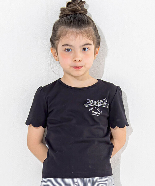 BeBe（ベベ）の「スカラップ袖ロゴリボンスムースTシャツ(90~160cm)（Tシャツ/カットソー・キッズ・ブラック/ネイビー・90cm/110cm/100cm/120cm/130cm/140cm/150cm）」の2枚目の写真
