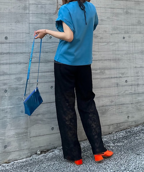 mi via loca（ミヴィアロカ）の「ターンバックCATロゴTシャツ（Tシャツ/カットソー・レディース・ライム/アイボリー/グレイッシュブルー・FREE）」の11枚目の写真