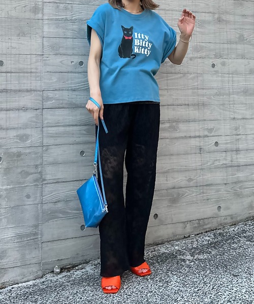 mi via loca（ミヴィアロカ）の「ターンバックCATロゴTシャツ（Tシャツ/カットソー・レディース・ライム/アイボリー/グレイッシュブルー・FREE）」の13枚目の写真