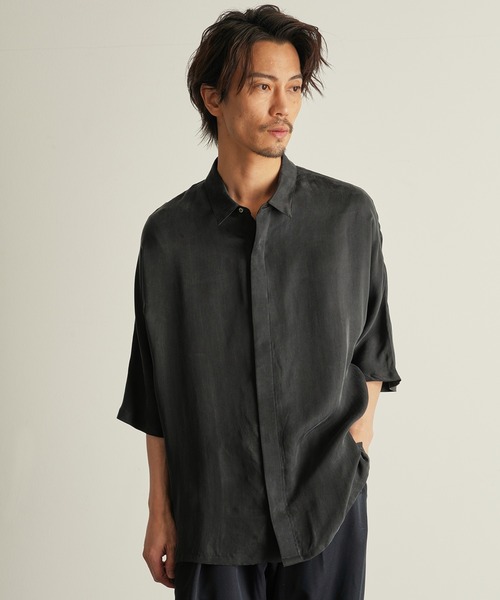 CUSTOM CULTURE（カスタムカルチャー）の「【Custom Culture】キュプラTWILL ドルマン ショートスリーブ シャツ（シャツ/ブラウス・メンズ・ライトベージュ/ブラウン系その他/ブラック/ホワイト系その他/サックスブルー・3/2）」の2枚目の写真