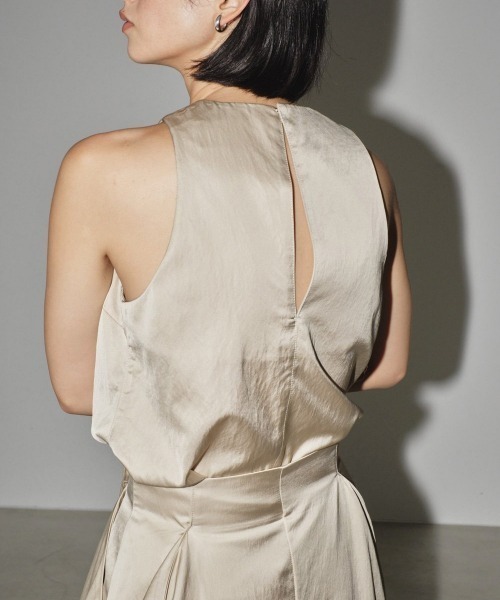 TODAYFUL(トゥデイフル)の「TODAYFUL Sleeveless Satin Tops 12410417(タンクトップ・レディース・オフホワイト/インディゴブルー・FREE)」の2枚目の写真