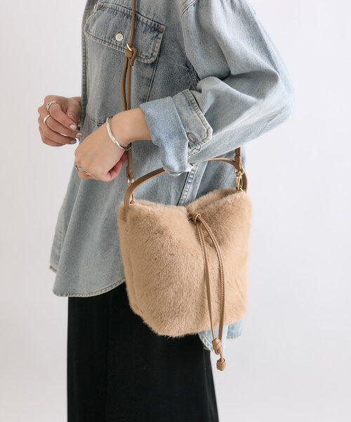 RIVE DROITE(リヴドロワ)の「【シーズンムードを高める】フェイクファーハンドバッグ(ハンドバッグ・レディース・ベージュ/ダークブラウン・FREE)」の1枚目の写真