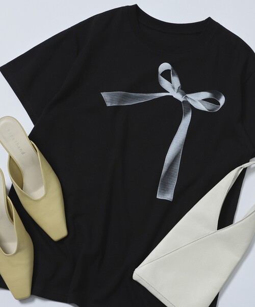 Firsthand（ファーストハンド）の「Firsthand/ファーストハンド オーガニックコットンビッグリボンプリントTシャツ / フロントデザインTシャツ（Tシャツ/カットソー・レディース・ブラック/ホワイト/ネイビー・FREE）」の2枚目の写真