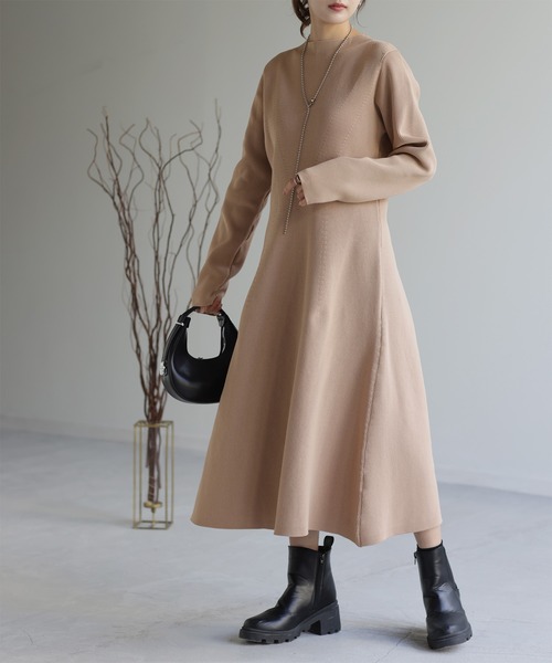 HUG.U（ハグユー）の「Aラインニットワンピース（ワンピース・レディース・グリーン/ベージュ/ブラック/アイボリー/グレー/ブルー/ブラウン系その他/グレー系その他/ブルー系その他/グリーン系その他/ブラック系その他・ミモレ丈/マキシ丈）」の8枚目の写真