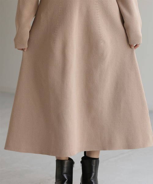 HUG.U（ハグユー）の「Aラインニットワンピース（ワンピース・レディース・グリーン/ベージュ/ブラック/アイボリー/グレー/ブルー/ブラウン系その他/グレー系その他/ブルー系その他/グリーン系その他/ブラック系その他・ミモレ丈/マキシ丈）」の19枚目の写真