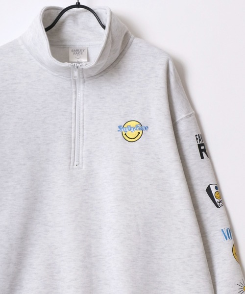 SMILEY FACE(スマイリーフェイス)の「SMILEY FACE/スマイリーフェイス オーバーサイズ 裏起毛 袖プリント ロゴ ワンポイント刺繍 ハーフジップ スウェット トレーナー/レディース メンズ(スウェット・レディース・ブラック/グレー系その他/ブラック系その他2/アッシュグレー/ブラック系その他/ブラック系その他3/スミクロ/グレー系その他2/ネイビー・M/L/LL)」の21枚目の写真