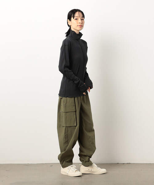 ONIGIRI（オニギリ）の「コットン ランダムリブ　ハイネックＴシャツ（長袖）（Tシャツ/カットソー・レディース・チャコール/イエロー/アイボリー/グリーン・FREE）」の10枚目の写真