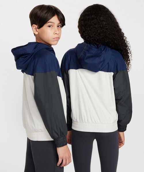 NIKE(ナイキ)の「ナイキ スポーツウェア ウィンドランナー ジュニア フーデッド レペル ジャケット / Nike Sportswear Windrunner Big Kids' Hooded Repel Jacket FZ5516-410 Midnight Navy(ブルゾン・キッズ・ネイビー・130/140/150/160/170)」の3枚目の写真