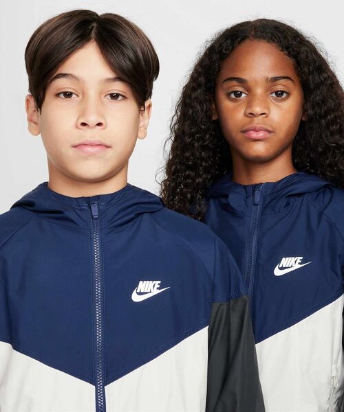 NIKE(ナイキ)の「ナイキ スポーツウェア ウィンドランナー ジュニア フーデッド レペル ジャケット / Nike Sportswear Windrunner Big Kids' Hooded Repel Jacket FZ5516-410 Midnight Navy(ブルゾン・キッズ・ネイビー・130/140/150/160/170)」の4枚目の写真