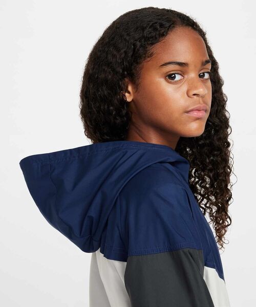 NIKE(ナイキ)の「ナイキ スポーツウェア ウィンドランナー ジュニア フーデッド レペル ジャケット / Nike Sportswear Windrunner Big Kids' Hooded Repel Jacket FZ5516-410 Midnight Navy(ブルゾン・キッズ・ネイビー・130/140/150/160/170)」の6枚目の写真