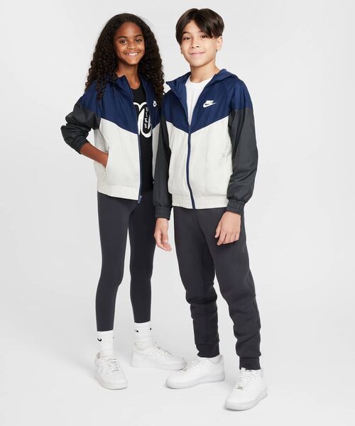 NIKE(ナイキ)の「ナイキ スポーツウェア ウィンドランナー ジュニア フーデッド レペル ジャケット / Nike Sportswear Windrunner Big Kids' Hooded Repel Jacket FZ5516-410 Midnight Navy(ブルゾン・キッズ・ネイビー・130/140/150/160/170)」の7枚目の写真
