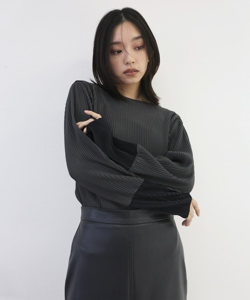 hellam(へラム)の「配色プリーツメロウトップス(Tシャツ/カットソー・レディース・アイボリー/ブラック/ブルー・FREE)」の3枚目の写真