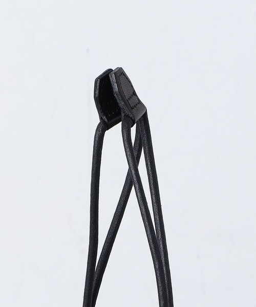 UNITED ARROWS(ユナイテッドアローズ)の「UNFINISHED LEATHER/巾着バッグ(ショルダーバッグ・メンズ・ブラック・FREE)」の5枚目の写真