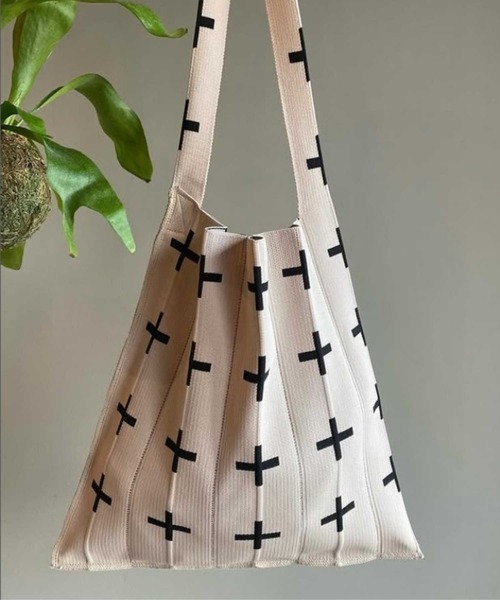 KNT365(ケイエヌティサンロクゴ)の「Knitty Cross(トートバッグ・レディース・クリーム/ピンク/ベージュ/ブラック/ブラウン・FREE)」の3枚目の写真