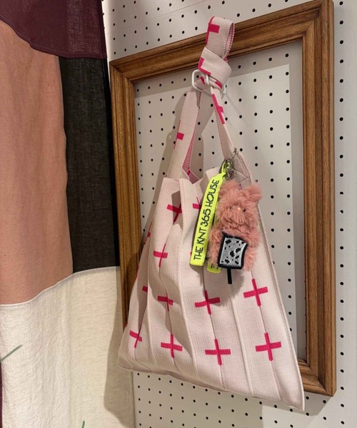 KNT365(ケイエヌティサンロクゴ)の「Knitty Cross(トートバッグ・レディース・クリーム/ピンク/ベージュ/ブラック/ブラウン・FREE)」の5枚目の写真