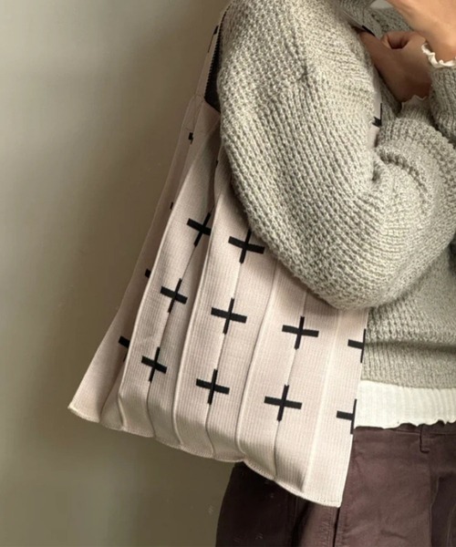 KNT365(ケイエヌティサンロクゴ)の「Knitty Cross(トートバッグ・レディース・クリーム/ピンク/ベージュ/ブラック/ブラウン・FREE)」の6枚目の写真