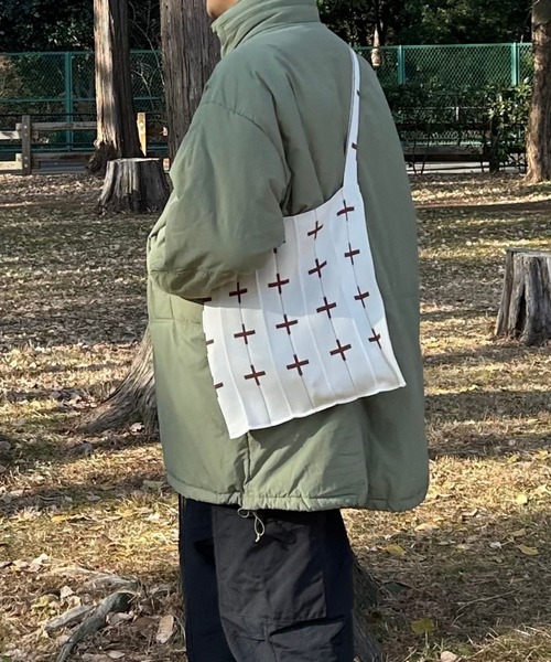 KNT365(ケイエヌティサンロクゴ)の「Knitty Cross(トートバッグ・レディース・クリーム/ピンク/ベージュ/ブラック/ブラウン・FREE)」の7枚目の写真