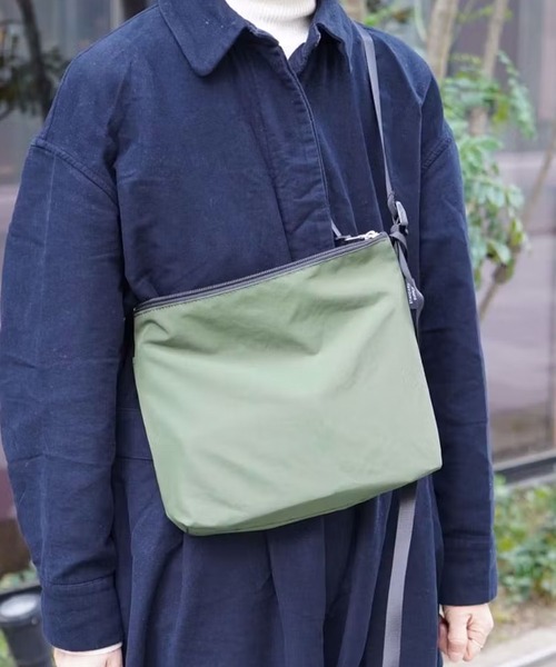 STANDARD SUPPLY(スタンダードサプライ)の「スタンダードサプライ / SIMPLICITY シンプリシティ / ZIP SHOULDER ジップショルダー(ショルダーバッグ・レディース・ブラック/レッド/グレー/チャコールグレー/ダークネイビー/モカ/マスタード/ダークパープル/サンドベージュ/グリーン/ブルー・FREE)」の7枚目の写真