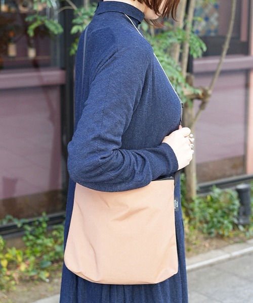 STANDARD SUPPLY(スタンダードサプライ)の「スタンダードサプライ / SIMPLICITY シンプリシティ / ZIP SHOULDER ジップショルダー(ショルダーバッグ・レディース・ブラック/レッド/グレー/チャコールグレー/ダークネイビー/モカ/マスタード/ダークパープル/サンドベージュ/グリーン/ブルー・FREE)」の5枚目の写真