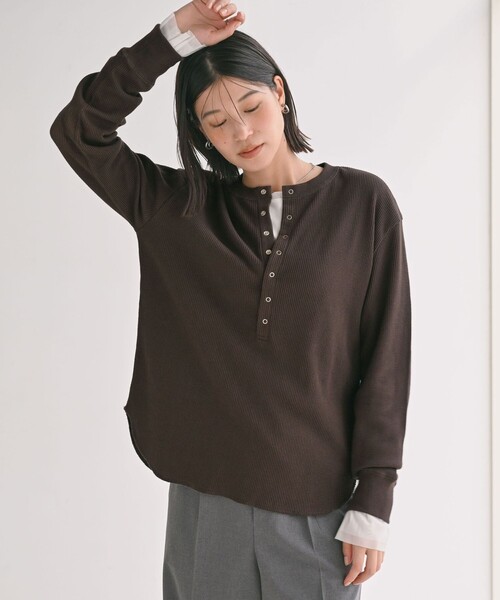 green label relaxing（グリーンレーベルリラクシング）の「＜at ease＞ヘンリーネック ワッフル プルオーバー カットソー（Tシャツ/カットソー・レディース・ダークグレー/ナチュラル/オフホワイト/ダークブラウン・FREE）」の5枚目の写真